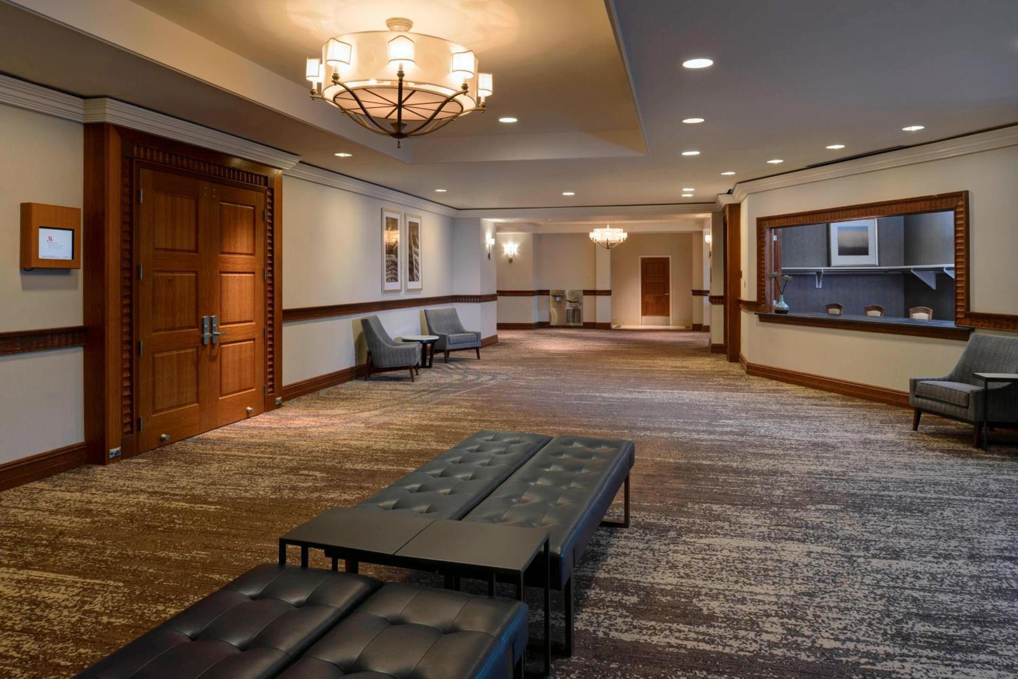 Отель Newport News Marriott At City Center Экстерьер фото